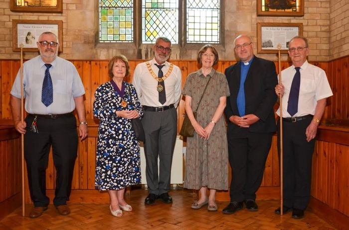 Thurmaston Cemetery Chapel unveiling of the Methodist Church windows and storyboard – Saturday 13th August 2022 – see Thurmaston Times October/November 2022 for full story and more photos! 

Pictured – Vicar and Churchwardens with Deputy Mayor of Charnwood Cllr Margaret Smidowicz, Chairman of Thurmaston Parish Council Cllr Mark Lowe, and Heather, representing the Methodist Church. Photos: Kev Tebbutt